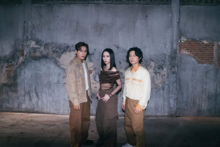 告五人赴泰拍攝MV，不忘品嚐在地美食。相信音樂提供