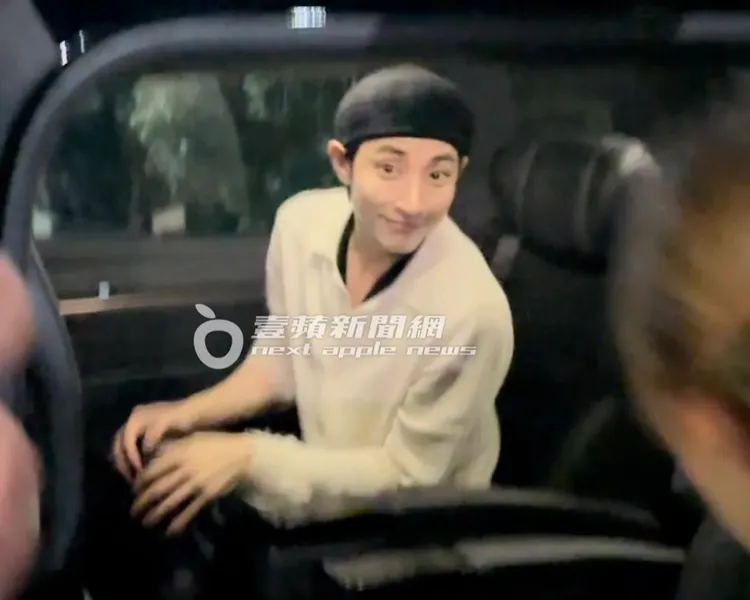 李洙赫在保母車內不忘仔細看著「太子妃」面孔，露出「盛世美顏」。特勤中心攝