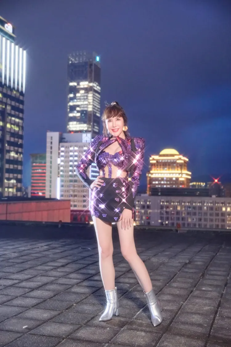 對於感情癡心的嬛嬛推出新專輯，竟是唱給分手8年的前男友聽。好幸福歌友會提供