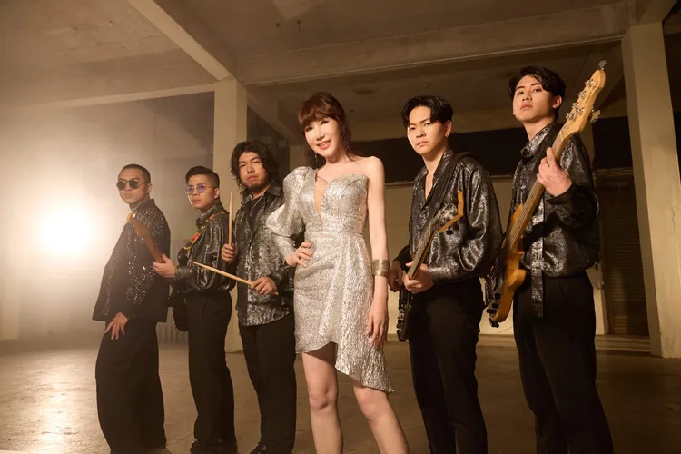 嬛嬛與「撞克茫克」樂團合唱《癡心神仙阿母》。好幸福歌友會提供