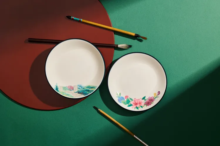 日勝生加賀屋 × 王正雄聯名瓷盤「泉鄉之初」、「腴田甘果」，描繪北投風景與四季花卉意象，傳遞在地風土與職人美學。業者提供