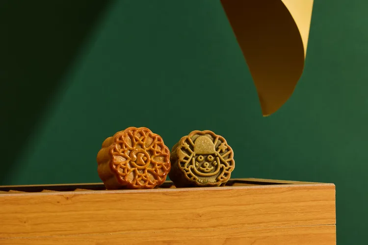 日勝生加賀屋與金澤市千年石浦神社聯名，於餅面壓印象徵事事圓滿的超高人氣吉祥物「きまちゃん」（KIMA-CHAN）。業者提供