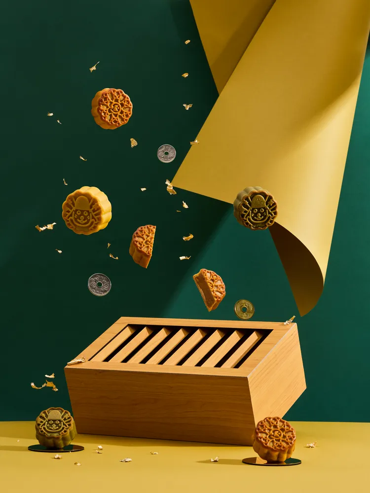 2025中秋限定「韶光薈萃．秋紅燿月」禮盒，設計融入日式賽錢箱意象，象徵緣份及感謝寓意。業者提供