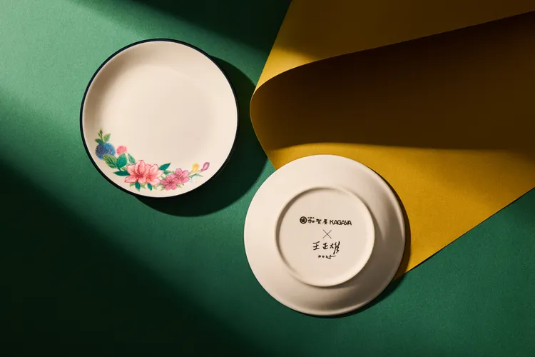 日勝生加賀屋×王正雄聯名彩瓷盤「泉鄉之初」、「腴田甘果」，以天狗庵和四季花卉為靈感，親手繪製充滿北投元素之珍貴瓷盤。業者提供