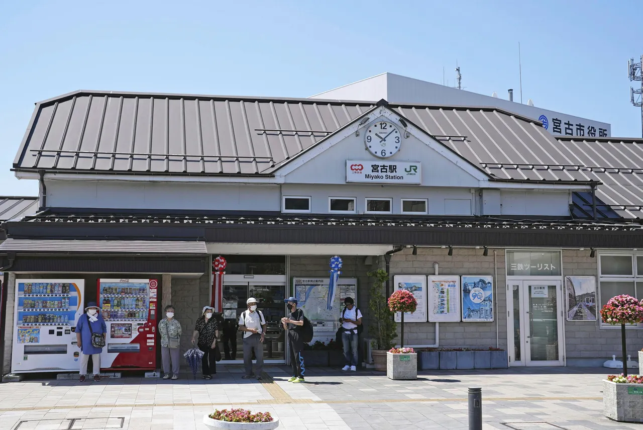 日本東北地區鐵路已暫停運行。美聯社