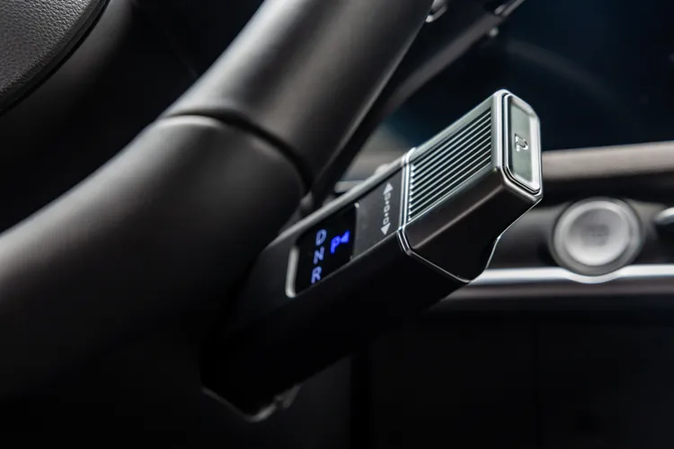 ▲Hyundai以旋鈕式排檔取代傳統排檔桿，不只操作俐落、釋放空間，還內建防呆機制，自動排回P檔、阻止誤操作，讓駕駛多一分安心。圖／HYUNDAI 汽車提供