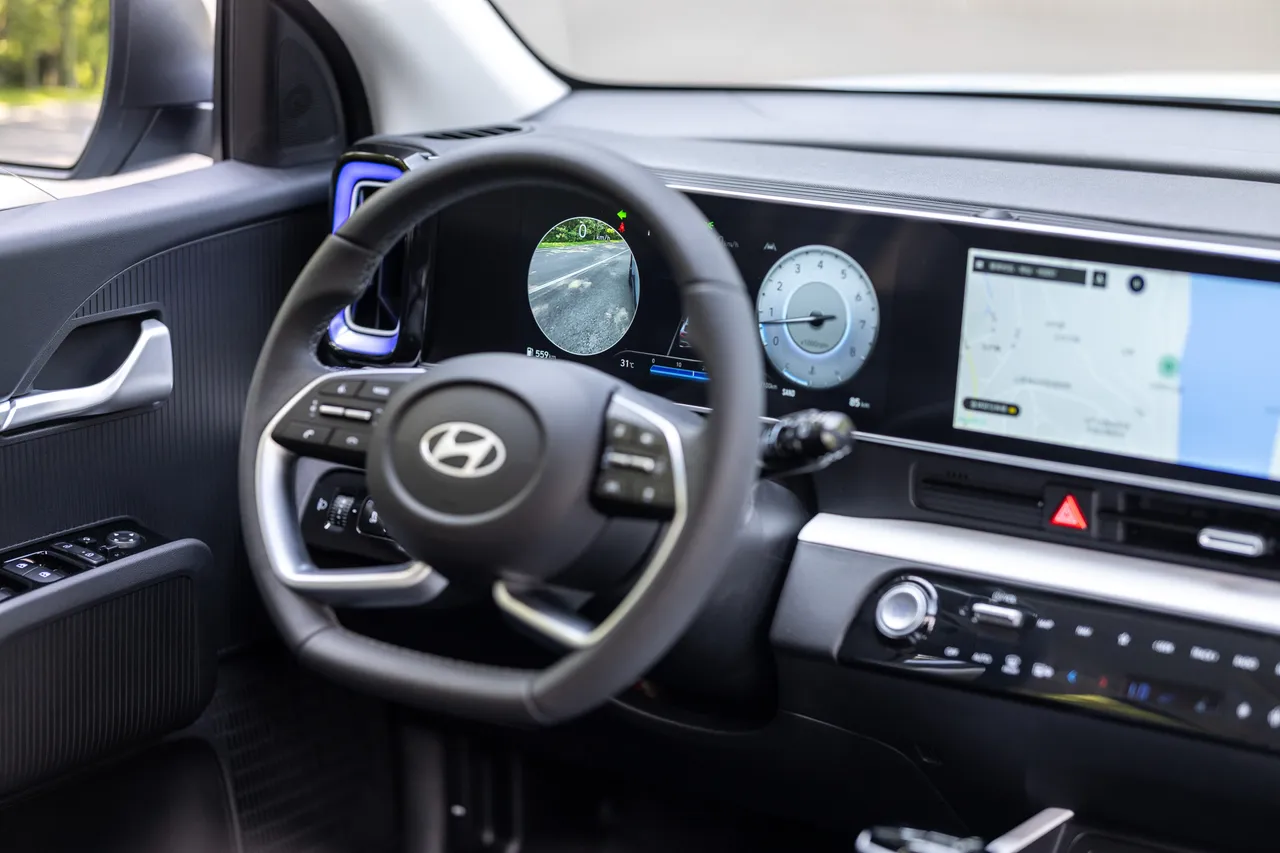 ▲Hyundai 盲區影像輔助系統(BVM)在你打方向燈的瞬間,把該側影像直接投影在儀錶板上,讓判斷不再靠猜,轉向更有底氣。圖/HYUNDAI 汽車提供