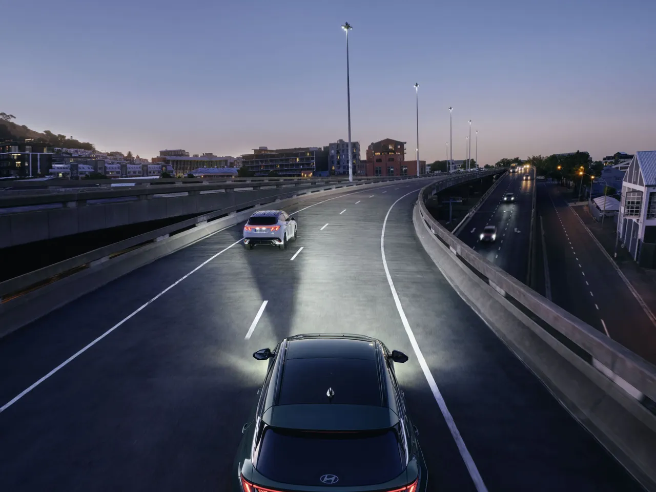 ▲夜路不再緊張兮兮。Hyundai IFS 智慧型動態頭燈能依路況與對向來車自動調整照明範圍,不只照得夠亮、不刺眼,也讓夜間行車更輕鬆、更有安全感。圖/HYUNDAI 汽車提供
