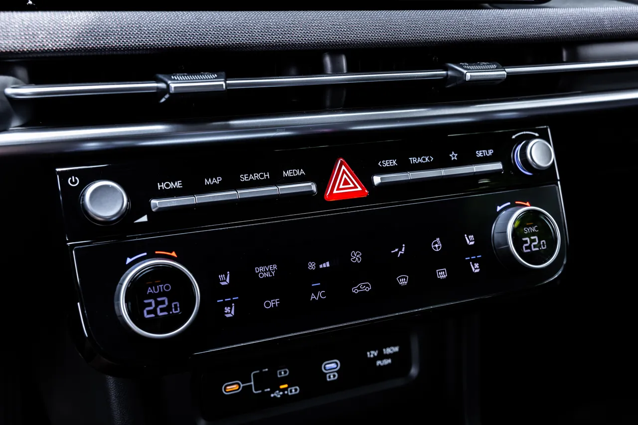▲在數位化風潮下,Hyundai 堅持保留冷氣、音量、除霧等實體按鍵與旋鈕,讓駕駛不用分心找選單,操作直覺又安心。圖/HYUNDAI 汽車提供