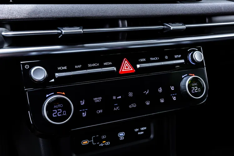 ▲在數位化風潮下，Hyundai 堅持保留冷氣、音量、除霧等實體按鍵與旋鈕，讓駕駛不用分心找選單，操作直覺又安心。圖／HYUNDAI 汽車提供