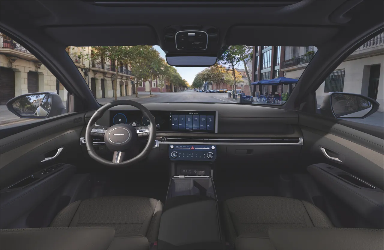 ▲不是把螢幕做大就算科技感,Hyundai 用貼心的介面、防眩光設計與保留該有的按鍵,把車艙變成真正安心、豪華的第二個起居室。圖/HYUNDAI 汽車提供