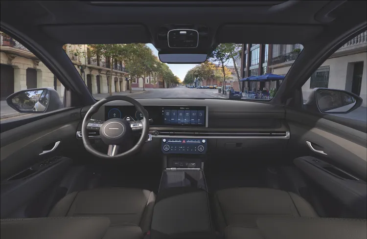 ▲不是把螢幕做大就算科技感，Hyundai 用貼心的介面、防眩光設計與保留該有的按鍵，把車艙變成真正安心、豪華的第二個起居室。圖／HYUNDAI 汽車提供