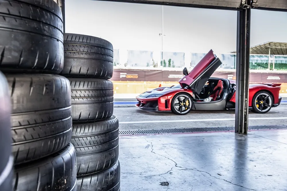 Pilot Sport Cup 2 R K1亦采用高密度强化的「双层」辐射层胎体结构,能有效支撑横向与垂直应力。业者提供