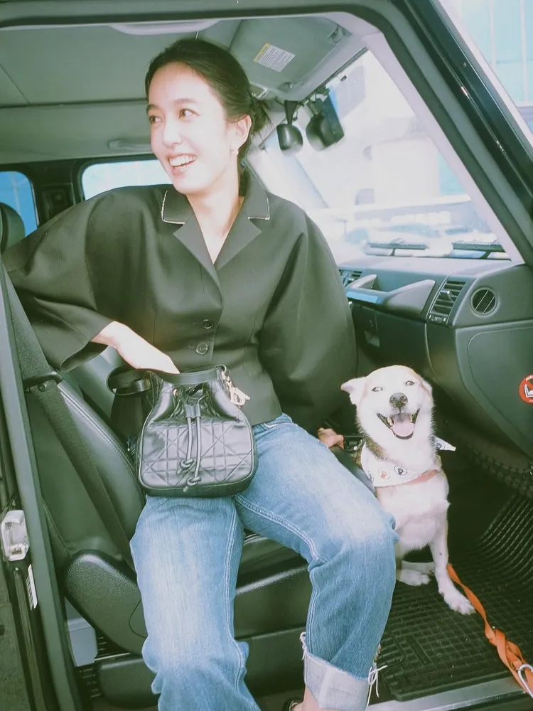 陳庭妮的狗女兒Chelsea「下班」笑容超燦爛。翻攝陳庭妮IG