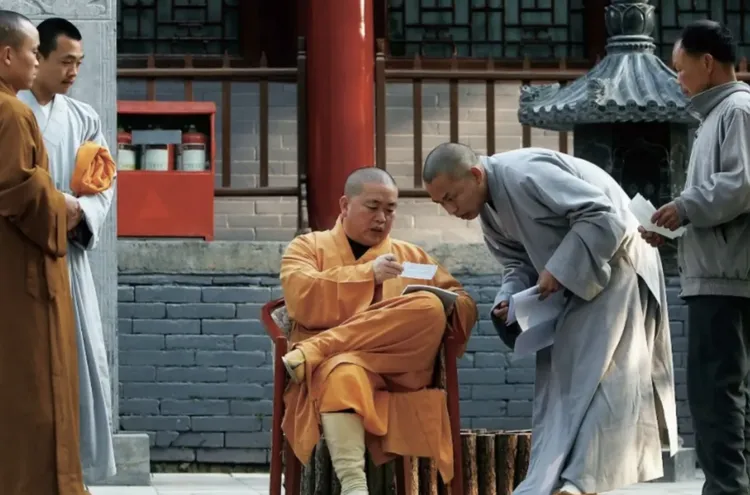 釋永信（中）毫無佛學基礎，卻精於搞權搞錢搞女人，以及分贓油水。翻攝微博/吃瓜少林寺方丈釋永信