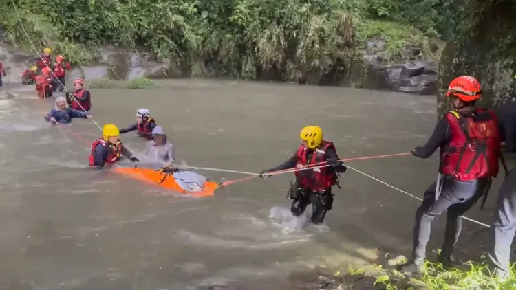 警消打撈墜溪男子。新竹縣消防局提供