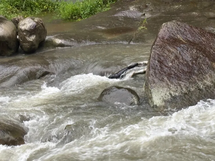 男子卡在溪中岩縫。新竹縣消防局提供