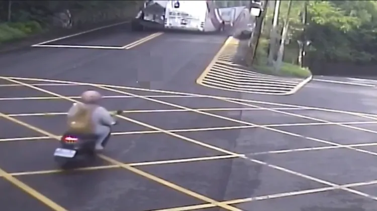 女騎士當時跟著客運後方行駛，不料下秒從對向衝出一輛砂石車撞上客運。番社照片