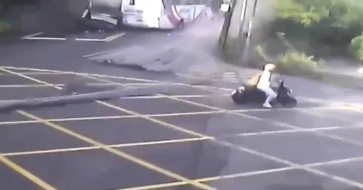 砂石車逆撞客運1死14傷!鐵條噴飛險砸騎士 恐怖撞擊影片曝光