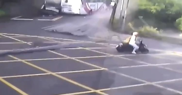 砂石車逆撞客運1死14傷！鐵條噴飛險砸騎士　撞擊影片曝光