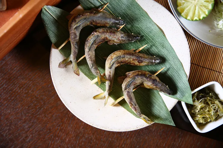 台北萬豪酒店Garden Kitchen「和風夏宴」日式主題饗宴，自助餐檯無限供應鹽烤小香魚。業者提供