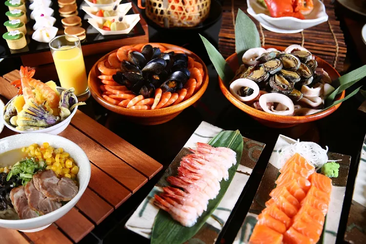 台北萬豪酒店Garden Kitchen「和風夏宴」日式主題饗宴，自助餐檯嚴選全台漁港鮮魚與澎湖時令海鮮。業者提供