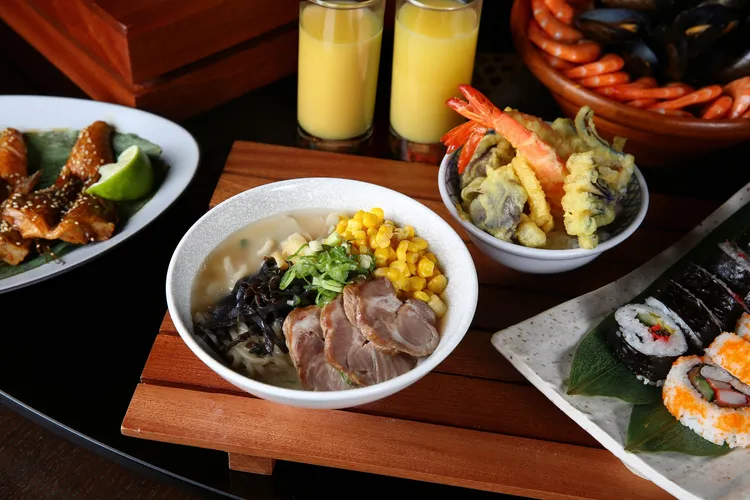 台北萬豪酒店Garden Kitchen「和風夏宴」日式主題饗宴，自助餐檯有關東風味現點現做「炸蝦天丼」及九州名物「日式豚骨拉麵」。業者提供