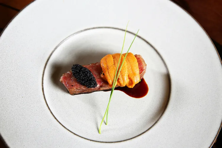 台北萬豪酒店Garden Kitchen「和風夏宴」日式主題饗宴，「日本F1和牛紐約客牛排4盎司」3380元+10%，細緻油花的和牛搭佐馬糞海膽、魚子醬。業者提供