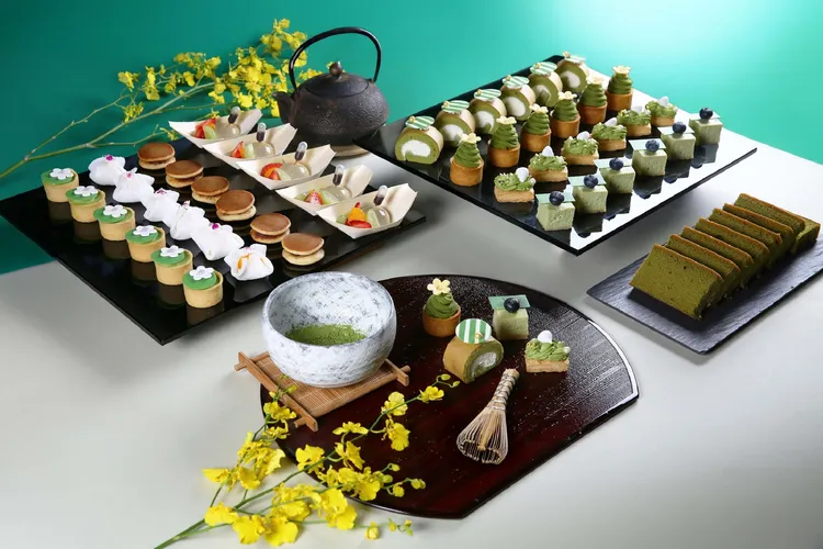 台北萬豪酒店Garden Kitchen「和風夏宴」日式主題饗宴， 10款靜岡抹茶限定甜點，首推「抹茶生乳蛋糕捲」，以柔軟抹茶蛋糕夾入日本中澤鮮奶油餡，滑順濃郁。業者提供
