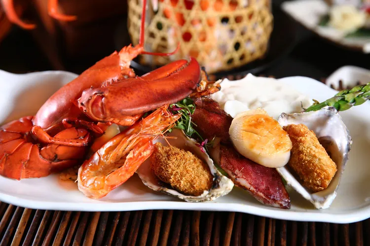 台北萬豪酒店Garden Kitchen「和風夏宴」日式主題饗宴，「綜合海鮮盤佐柚香檸檬」3180元+10%，含波士頓龍蝦、廣島生蠔、日本北海道生食級干貝、海虎蝦、時令鮮魚與新鮮小卷。業者提供