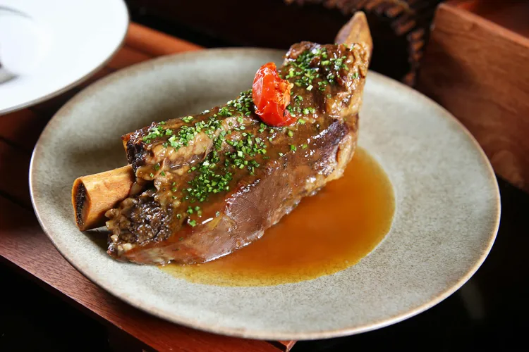 台北萬豪酒店Garden Kitchen「和風夏宴」日式主題饗宴，主餐「日式綠野鮮蔥烤美國牛小排」2080元+10%，重達500克的美國帶骨牛小排刷上和風照燒醬燒烤。業者提供