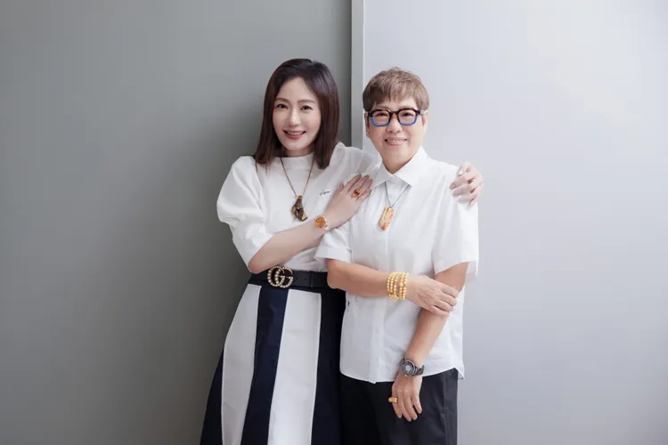 尹馨（左）與琥珀女王劉香秀一見如故。品牌提供