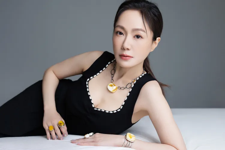 尹馨因磁場混亂接觸琥珀。品牌提供