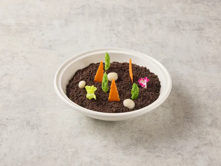 花現上海沙拉288元，保留馬鈴薯與火腿，加入營養加倍的酪梨丁與特製沙拉醬拌勻，最後覆蓋上Oreo餅乾碎增添香甜口感與趣味。樂天皇朝提供
