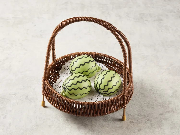 小玉奶皇包 188元(一份3顆)，內餡將流沙餡與奶皇餡雙重堆疊，剝開後還有黑芝麻「西瓜子」巧思，外皮則是天然蔬果然色，惟妙惟肖。樂天皇朝提供