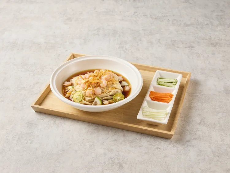 夏河蝦仁手工麵388元，彈牙冷麵搭配酒香河蝦仁、龍蝦鮮味醬汁與三色蔬菜絲，鮮、香、麻、酸十分可口。樂天皇朝提供