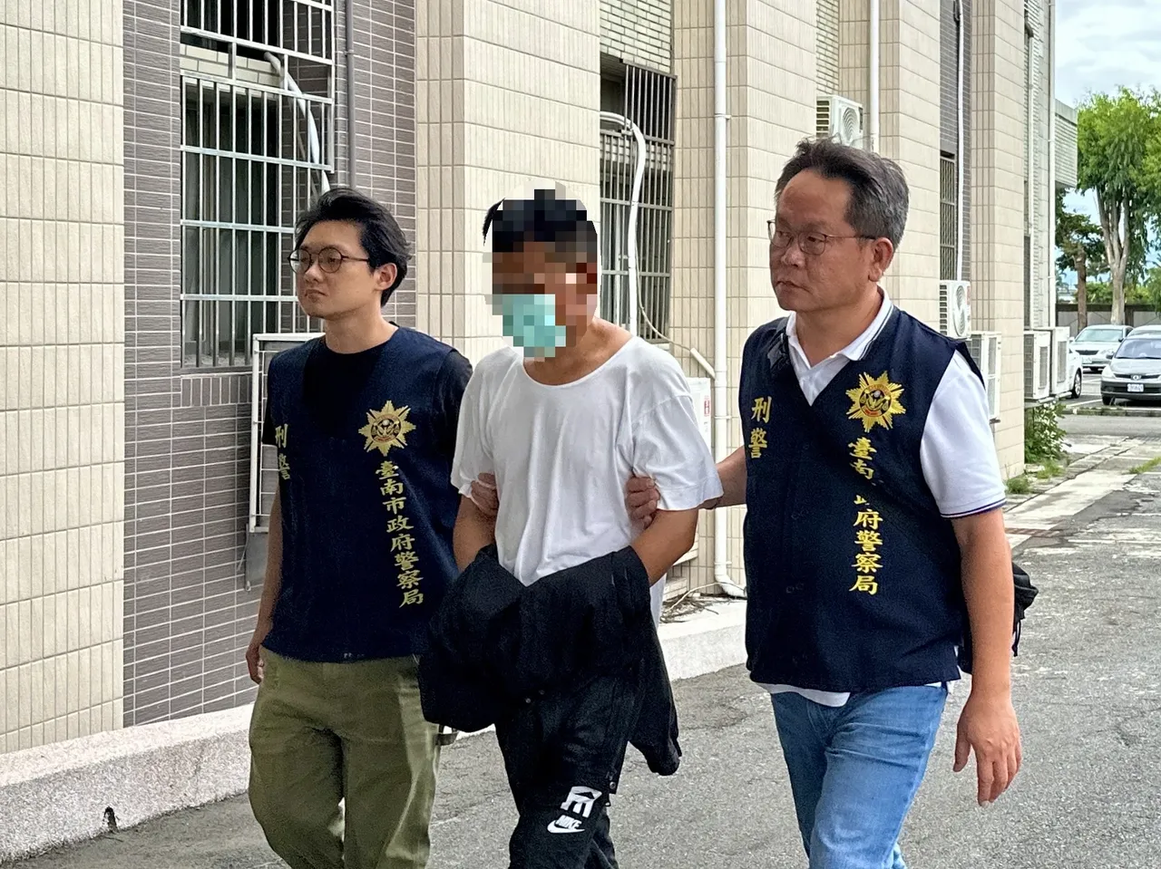 施男白天在砂石场工作,晚上在赌场围事讨债,拥枪自重又卖毒牟利,有够忙。民众提供