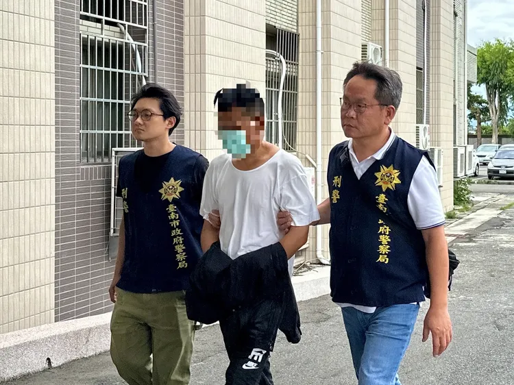 施男白天在砂石場工作，晚上在賭場圍事討債，擁槍自重又賣毒牟利，有夠忙。民眾提供