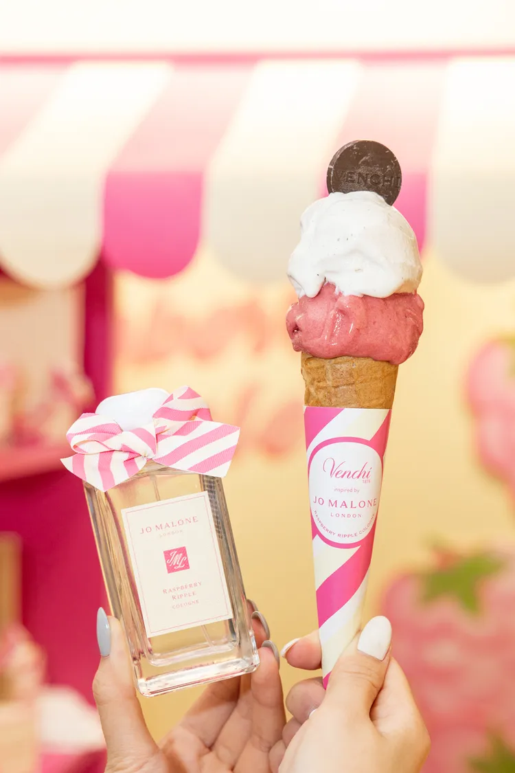 「夏日莓果」冰淇淋加上經典香草口味冰淇淋後，與Jo Malone覆盆莓奶霜冰淇淋香水的味道如出一徹。品牌提供