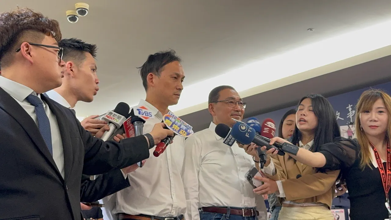 新北市长侯友宜长侯友宜一路挺叶元之到底,陪同车扫、站路口,果然顺利「助攻」让其过关。翻摄画面