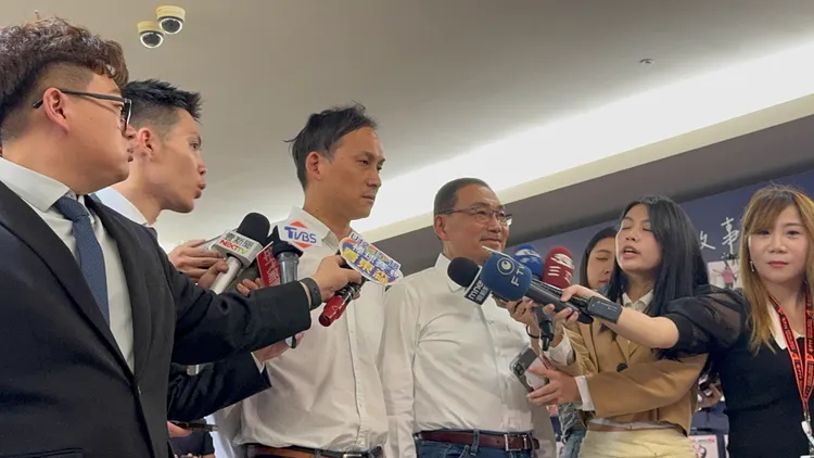 新北市長侯友宜長侯友宜一路挺葉元之到底，陪同車掃、站路口，果然順利「助攻」讓其過關。翻攝畫面