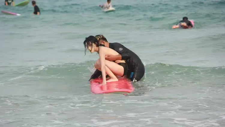 教練守護沖浪正妹的照片引發熱議。翻攝自X