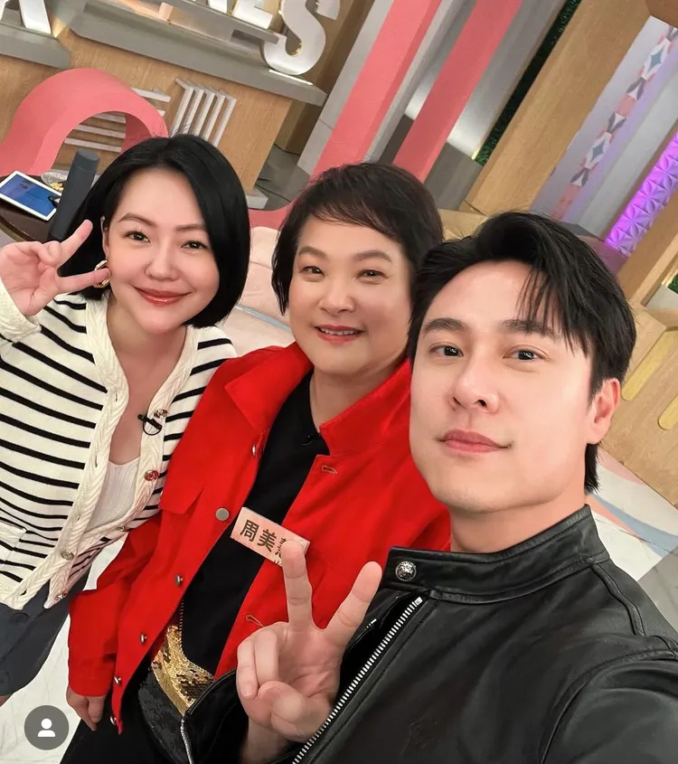 劉書宏（右）常帶媽媽上通告，左為小Ｓ。翻攝自劉書宏IG