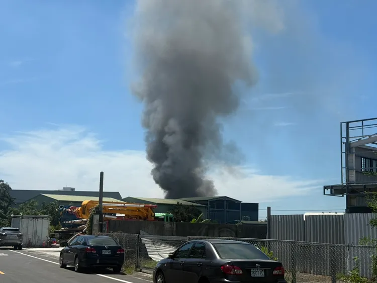 黑色濃煙不斷竄出，數公里外都能看見。民眾提供