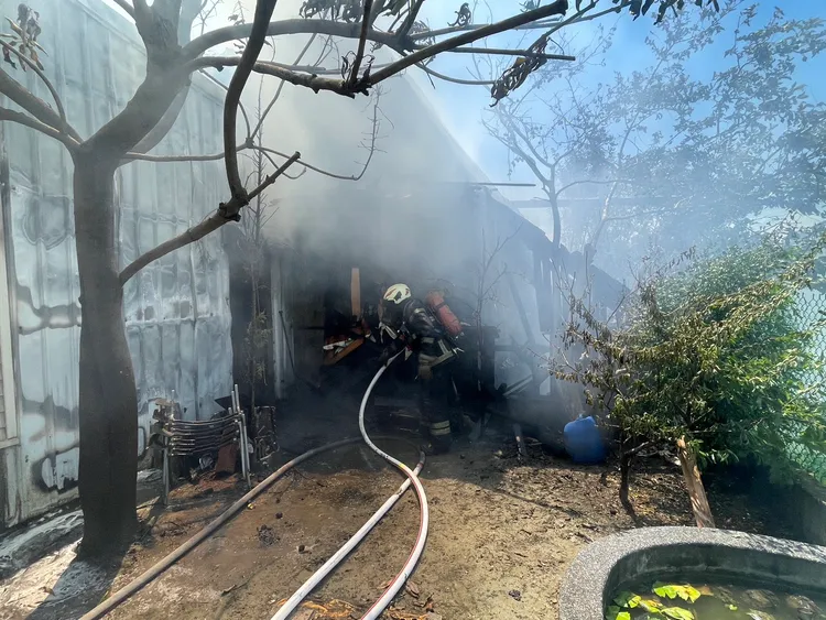 警消到場滅火，發現竟是燃燒電動車車用電池。民眾提供