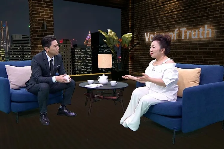 白冰冰（右）對洪培翔說，希望透過自己的故事，傳遞正能量。年代提供