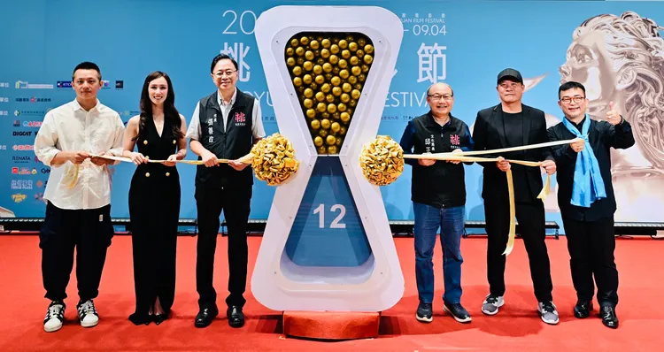 拍攝形象宣傳短片的導演蘇弘恩（左起）、小薰、桃園市長張善政、桃園市文化局局長張正生、蕭青陽與總策展人姚經玉出席啟動儀式。桃園電影節提供