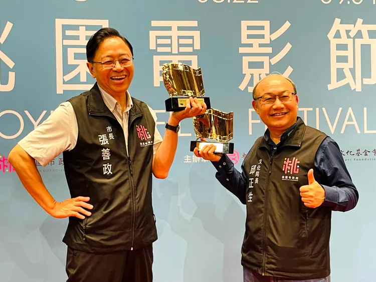 桃園市長張善政（左）與桃園市文化局局長張正生笑捧新發表的繆斯女神獎座。桃園電影節提供