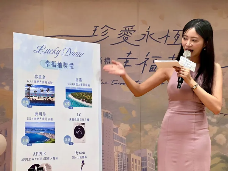 主持人介紹正取者即可獲得珍珠項鍊、家電等限量好禮，還有機會抽中雙人海外蜜月、APPLE WATCH情人對錶等多項大獎。民政局提供