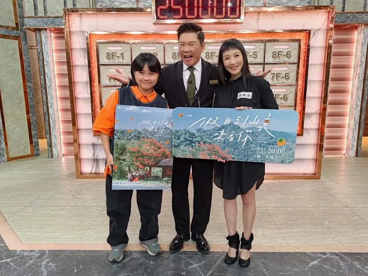 陳沛冪、張本渝上節目宣傳，與主持人曾國城合影。大愛提供